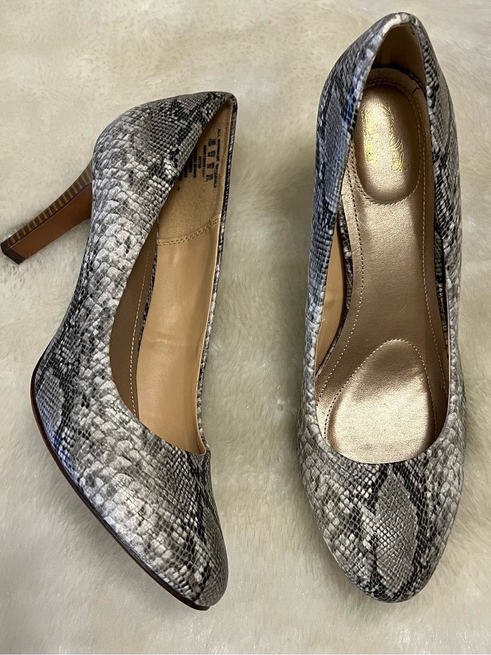 Jaclyn Smith Womens Grey Black
Snakeskin Wood Heel